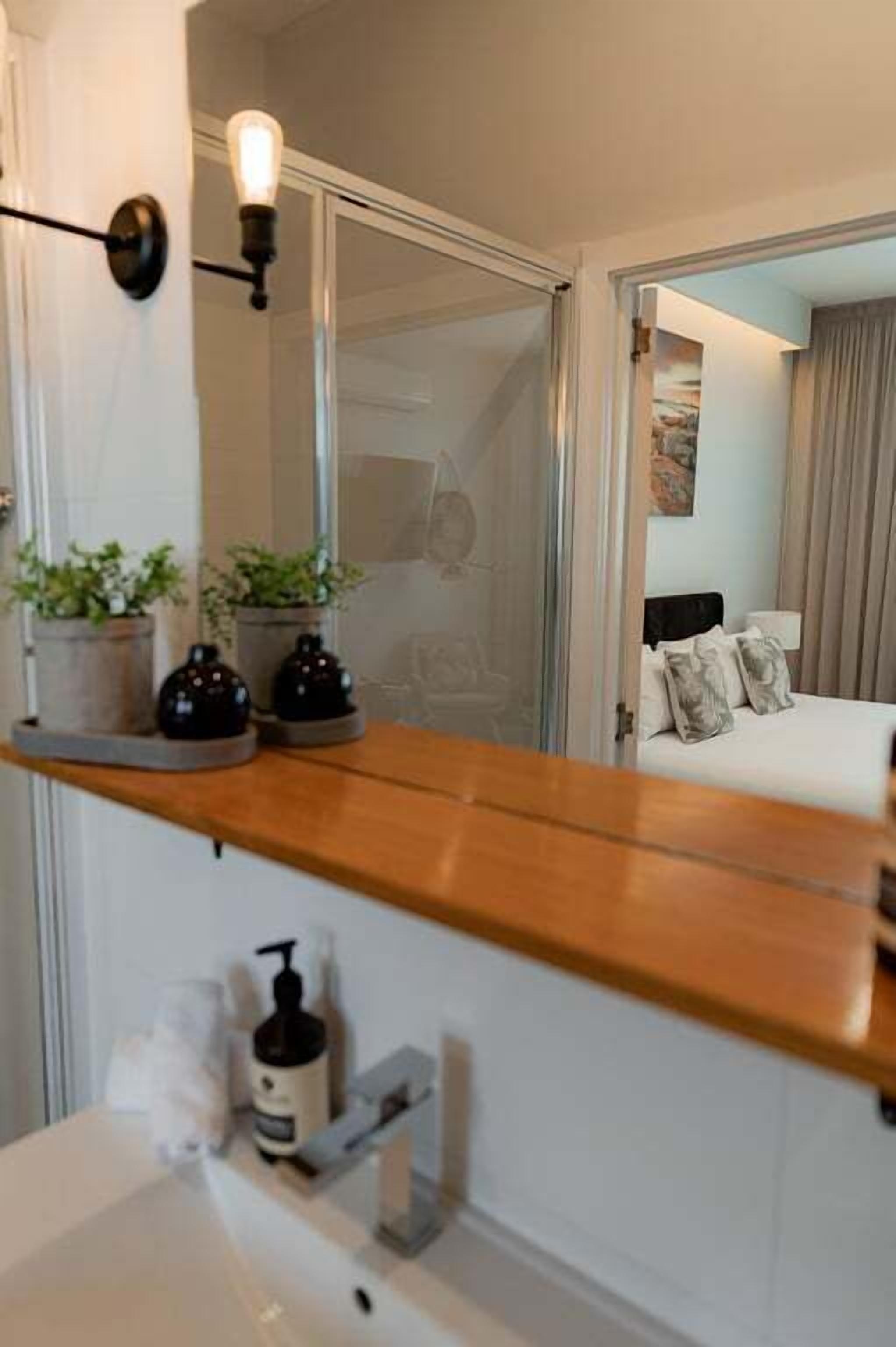 Douche, sèche-cheveux, serviettes fournies