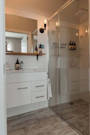 Een douche, een haardroger, handdoeken