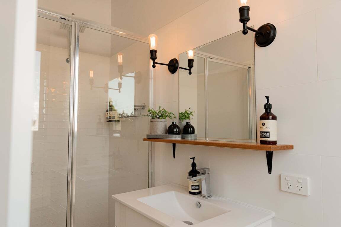 Douche, sèche-cheveux, serviettes fournies