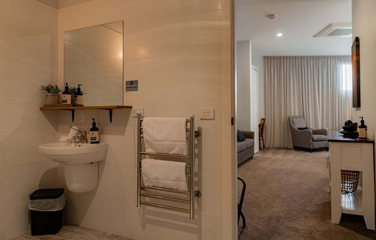 Douche, sèche-cheveux, serviettes fournies