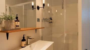 Chuveiro, secador de cabelo, toalhas de banho