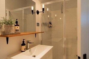Dusche, Haartrockner, Handtücher