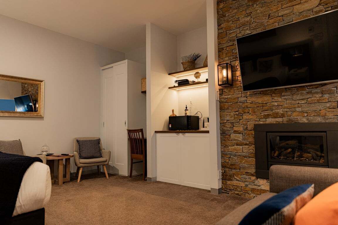 Télévision, cheminée, espaces bureaux