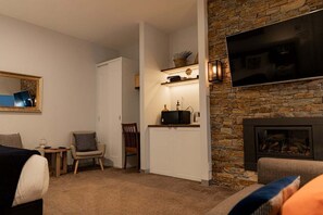 TV, fireplace, offices - Bay of Fires Apartments - Family Suite 8 (Break O'Day)