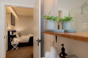 2 bedrooms, desk, iron/ironing board, free WiFi - Bay of Fires Apartments - Family Suite 8 (Break O'Day)