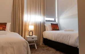 2 bedrooms, desk, iron/ironing board, free WiFi - Bay of Fires Apartments - Family Suite 8 (Break O'Day)