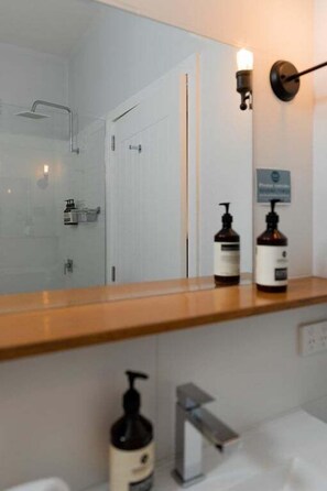 Douche, sèche-cheveux, serviettes fournies
