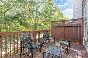 Property grounds - Quiet Spacious Home- central to Airport, Crabtree & food (Raleigh)