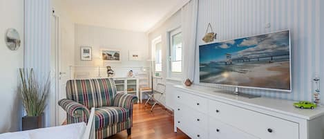 2 bedrooms, travel cot, free WiFi, bed sheets