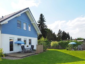 Outdoor dining - Inselhaus Heringsdorf OG - near the beach with terrace - pets allowed (Heringsdorf (Seebad))