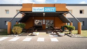 Un edificio con un letrero que dice "Kyriad DIRECT".