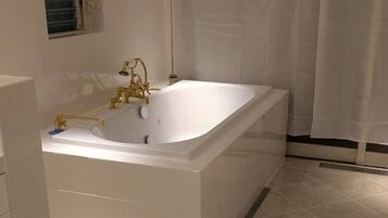 Secador de pelo y toallas