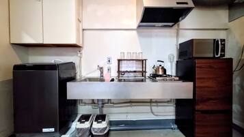 冷蔵庫、電子レンジ、コンロ、調理器具と食器