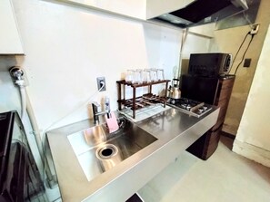 Réfrigérateur, micro-ondes, plaque de cuisson