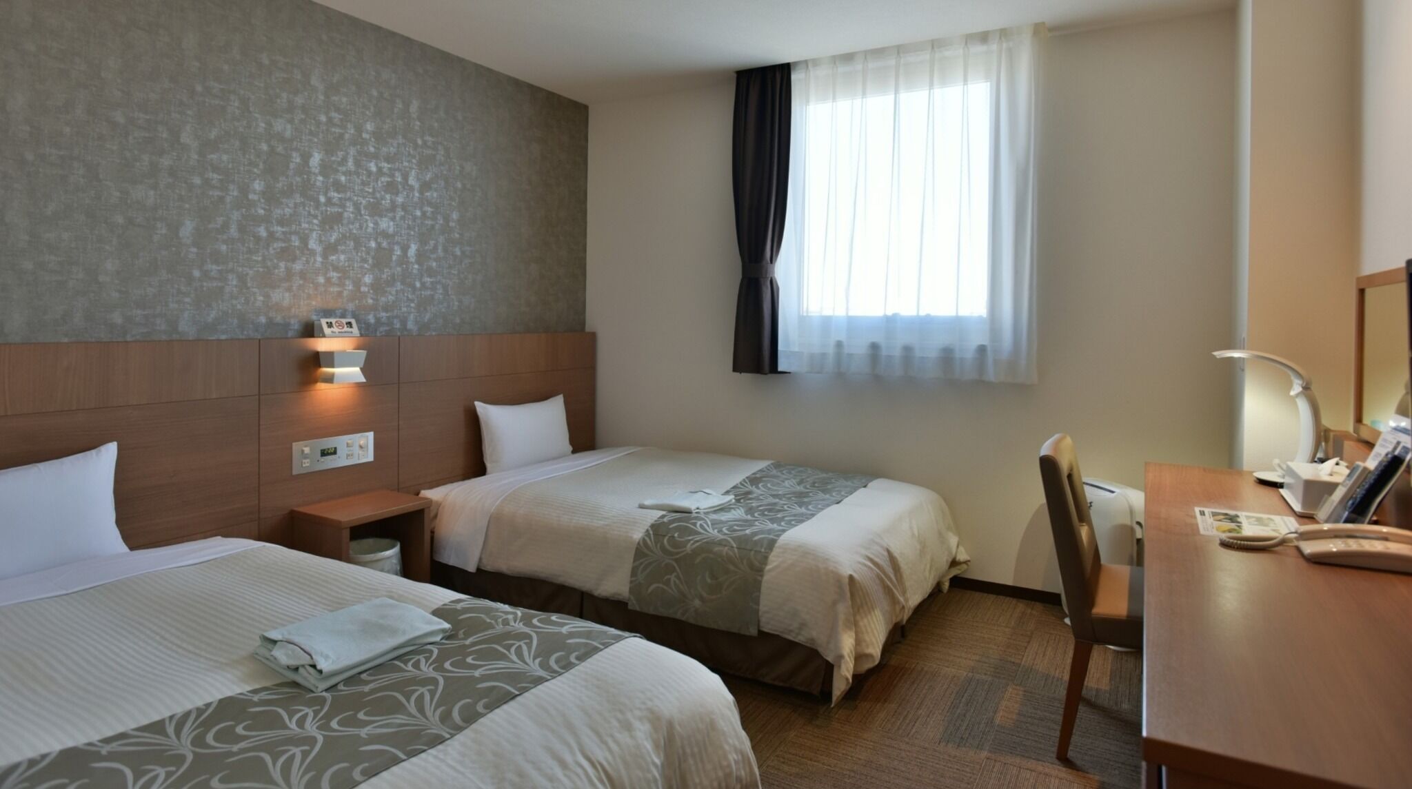 1 habitación, escritorio, tabla de planchar con plancha y wifi gratis 