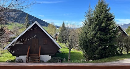 Chalet cosy avec terrasse exposée sud - 2km du centre, 2 chambres, 4 pers, parking privé.