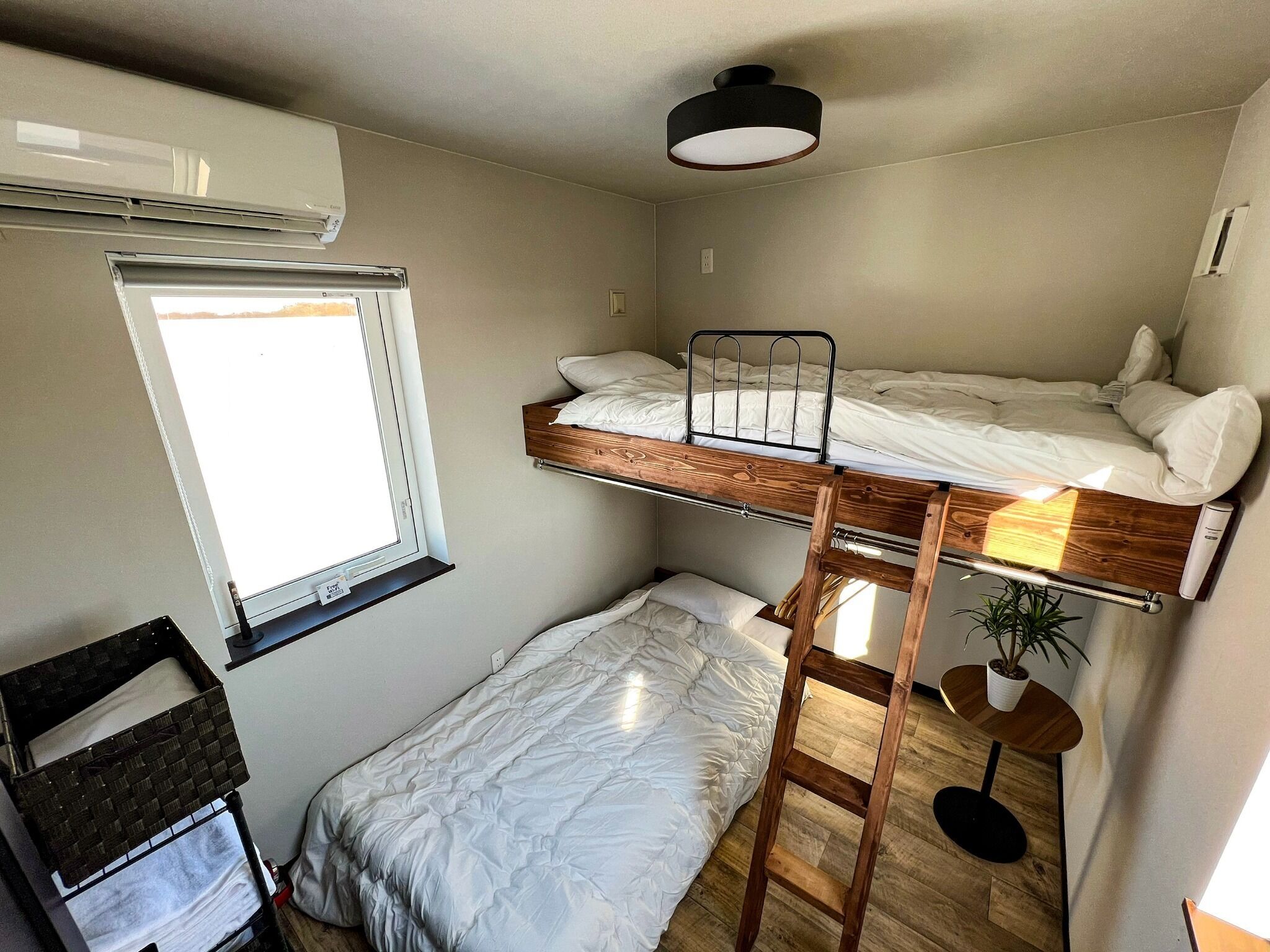 1 室のベッドルーム、デスク、WiFi (無料)、ベッドシーツ