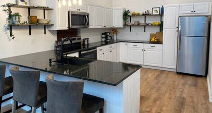 New! Historic and Renovated 3BR Riverside Suite