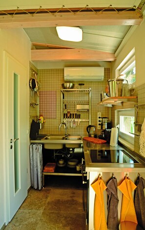 Fridge, stovetop, coffee/tea maker, electric kettle