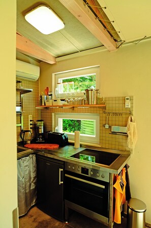 Fridge, stovetop, coffee/tea maker, electric kettle