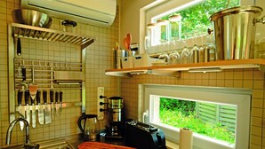 A kitchen with a window, a sink, and various utensils. - Vacation between nature and design (Ribnitz-Damgarten)
