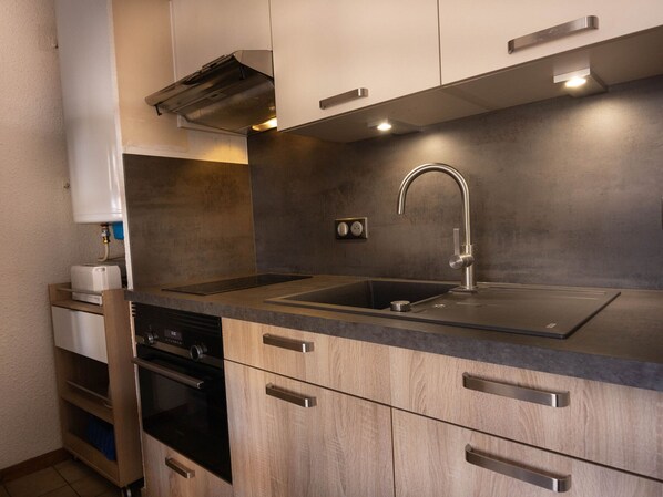 Kühlschrank, Mikrowelle, Wasserkocher mit Kaffee-/Teezubehör, Toaster