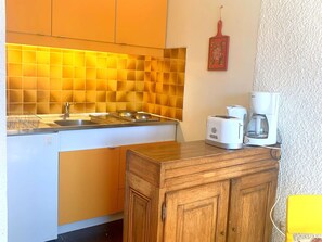 Refrigerador, microondas y periquera 