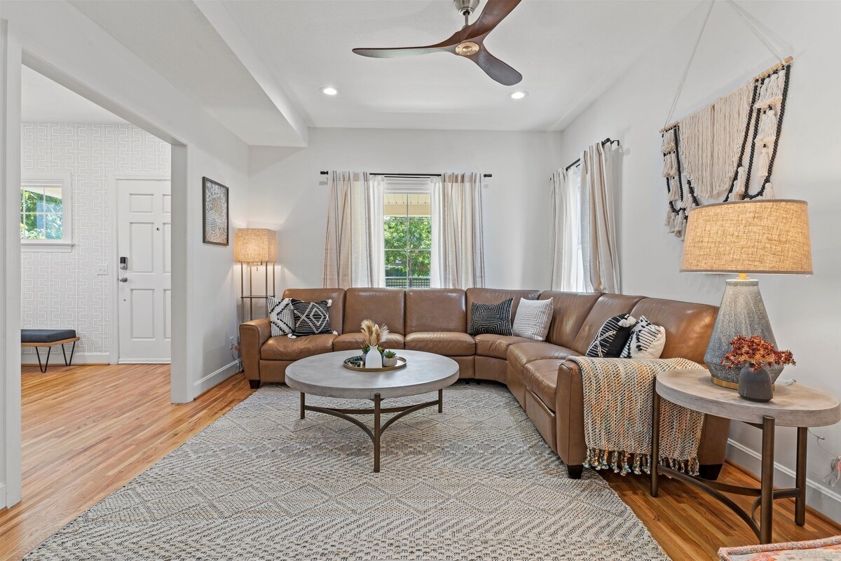 Midtown Martini - Hot Tub + King Bed(s) + Gaming