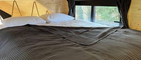 1 habitación, escritorio y ropa de cama