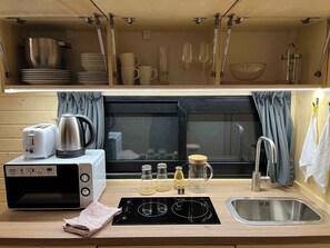 Refrigerador, microondas, parrilla de estufa y cafetera y tetera 