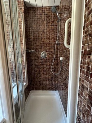 Hair dryer, towels, soap, toilet paper - Vacation home Abendfrieden with 90sqm2 bedroom, bathroom, kitchen and living room (Mittenwald)