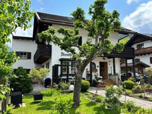 Ein traditionelles Gebäude, an dem ein Schild mit der Aufschrift "Abendstuben" zu sehen ist.