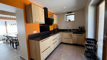 Réfrigérateur, micro-ondes, four, lave-vaisselle