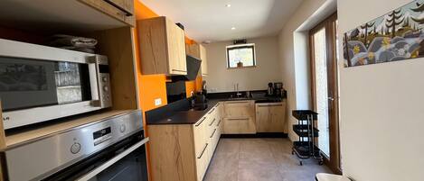 Refrigerador, microondas, horno y lavavajillas