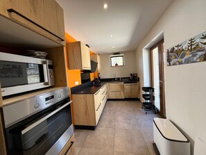 Kjøleskap, mikrobølgeovn, ovn og oppvaskmaskin