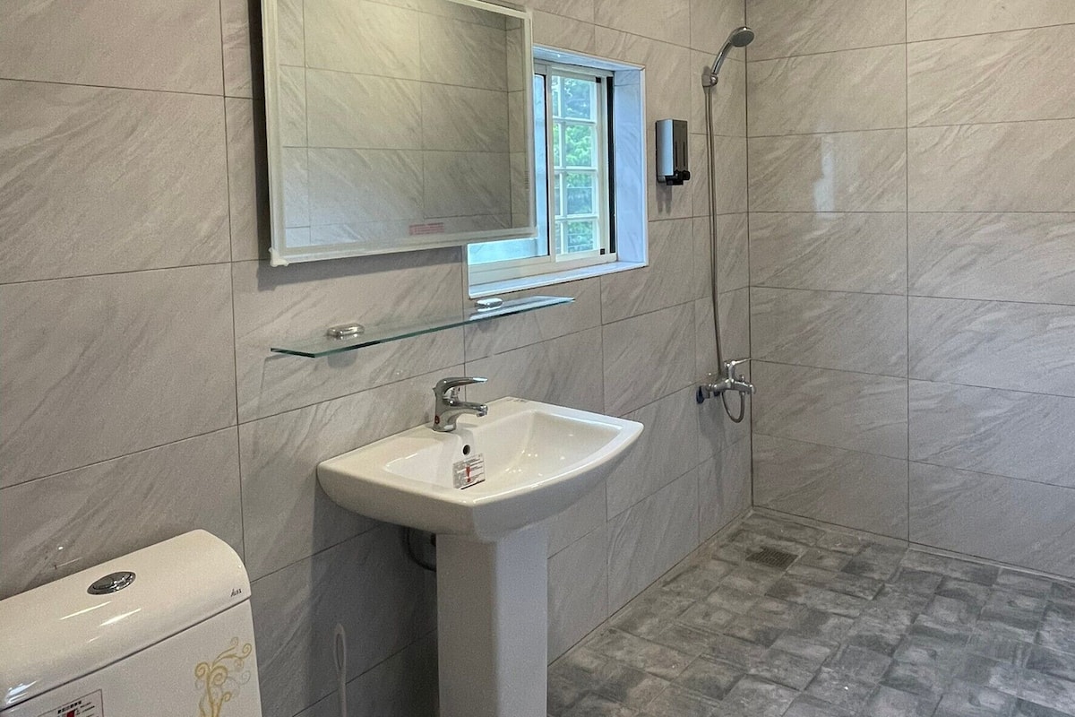Quarto quádruplo standard, 2 camas de casal | Edredons de pluma, Wi-Fi de cortesia