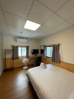 Basic Double Room, 1 Double Bed | Down comforters, free WiFi - Lao Fan Home (Daren)
