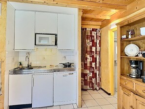 Kylskåp, mikrovågsugn, diskmaskin och kaffe- och tebryggare