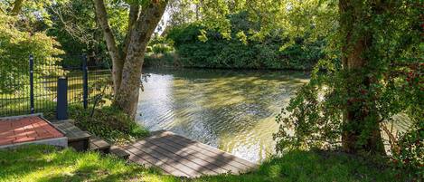 المنطقة المحيطة بالمنشأة