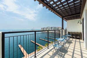 Deluxe Apartment | Balcony