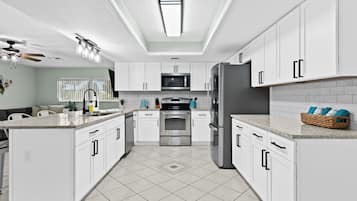 Køleskab, mikrobølgeovn, ovn, kogeplade