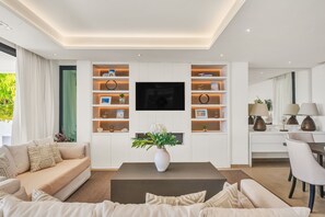 TV, fireplace - Villa Alejandra (Benahavís)