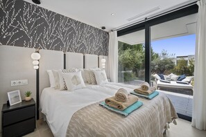 5 bedrooms, iron/ironing board, free WiFi, bed sheets