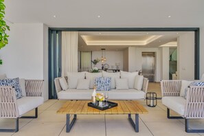 TV, fireplace - Villa Alejandra (Benahavís)