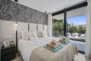 5 bedrooms, iron/ironing board, free WiFi, bed sheets