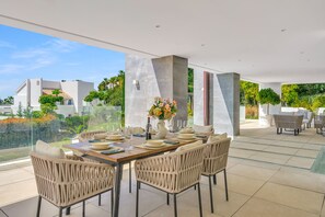 Outdoor dining - Villa Alejandra (Benahavís)
