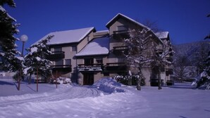 A multi-story building with a snow-covered roof and a sign reading "la croix des rameaux". - Beautiful duplex for 6, slopeside with parking (Autrans-Méaudre en Vercors-Autrans)