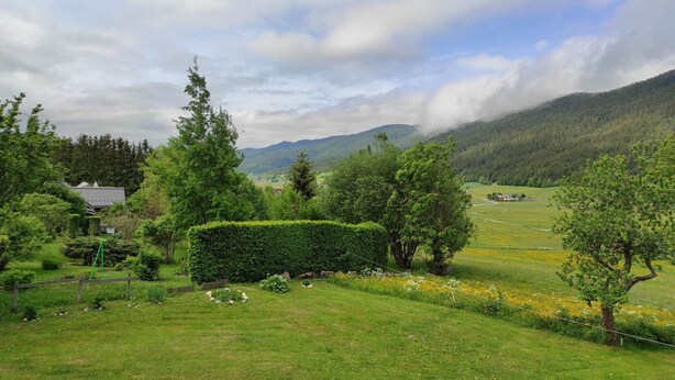 A lush green landscape with a well-maintained hedge, a variety of trees, and a distant view of mountains under a cloudy sky. - Charming renovated apartment 47m², 4 pers, near slopes, parking, WiFi (Autrans-Méaudre en Vercors-Autrans)