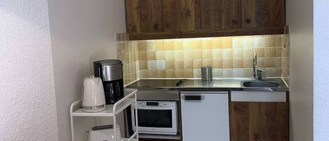 Een koelkast, een microgolfoven, een koffiezetapparaat/waterkoker