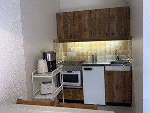 Kühlschrank, Mikrowelle, Wasserkocher mit Kaffee-/Teezubehör, Toaster